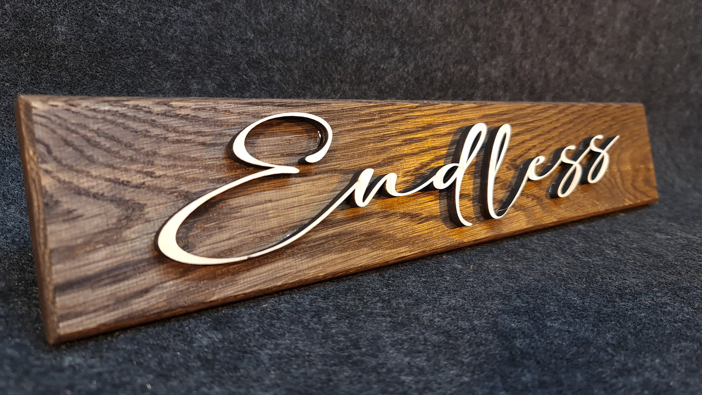 Hus och vägskyltar i massivt furu