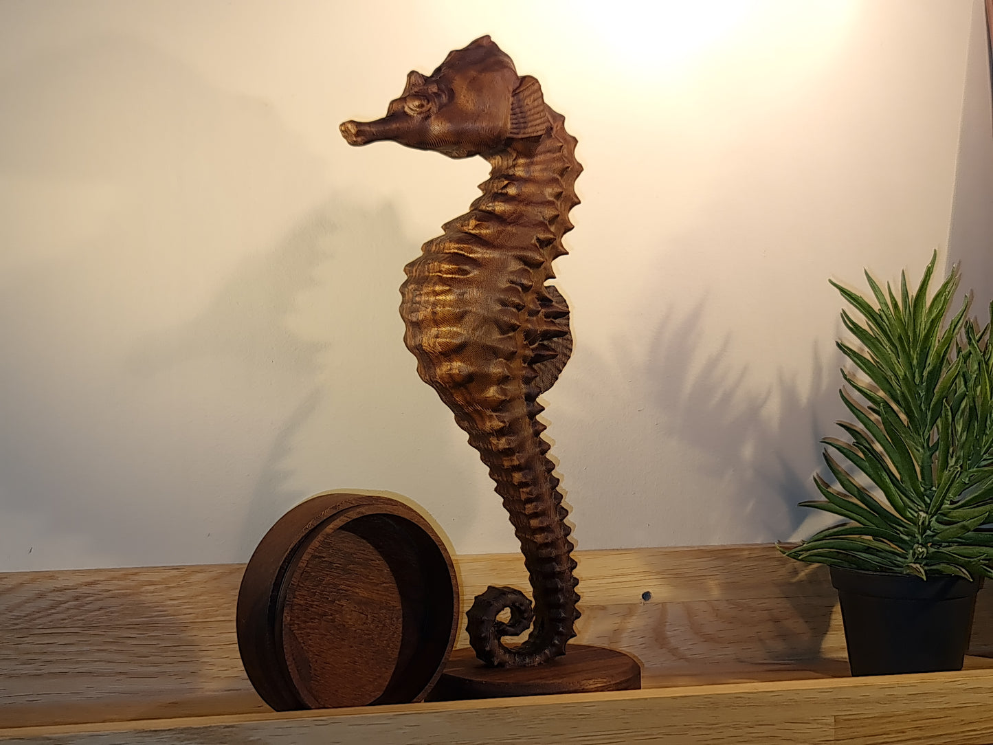 Sjöhäststaty i valnöt