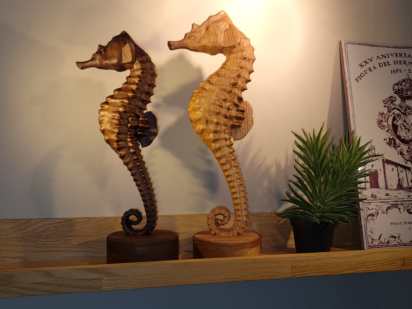 Sjöhäst statyer i ek och valnöt