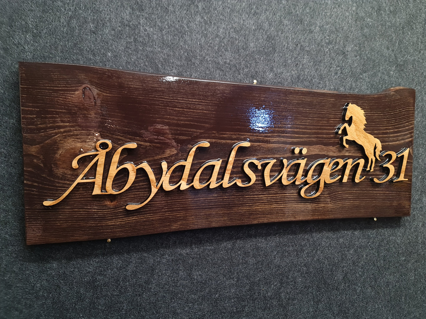 Hus och vägskyltar i massivt furu