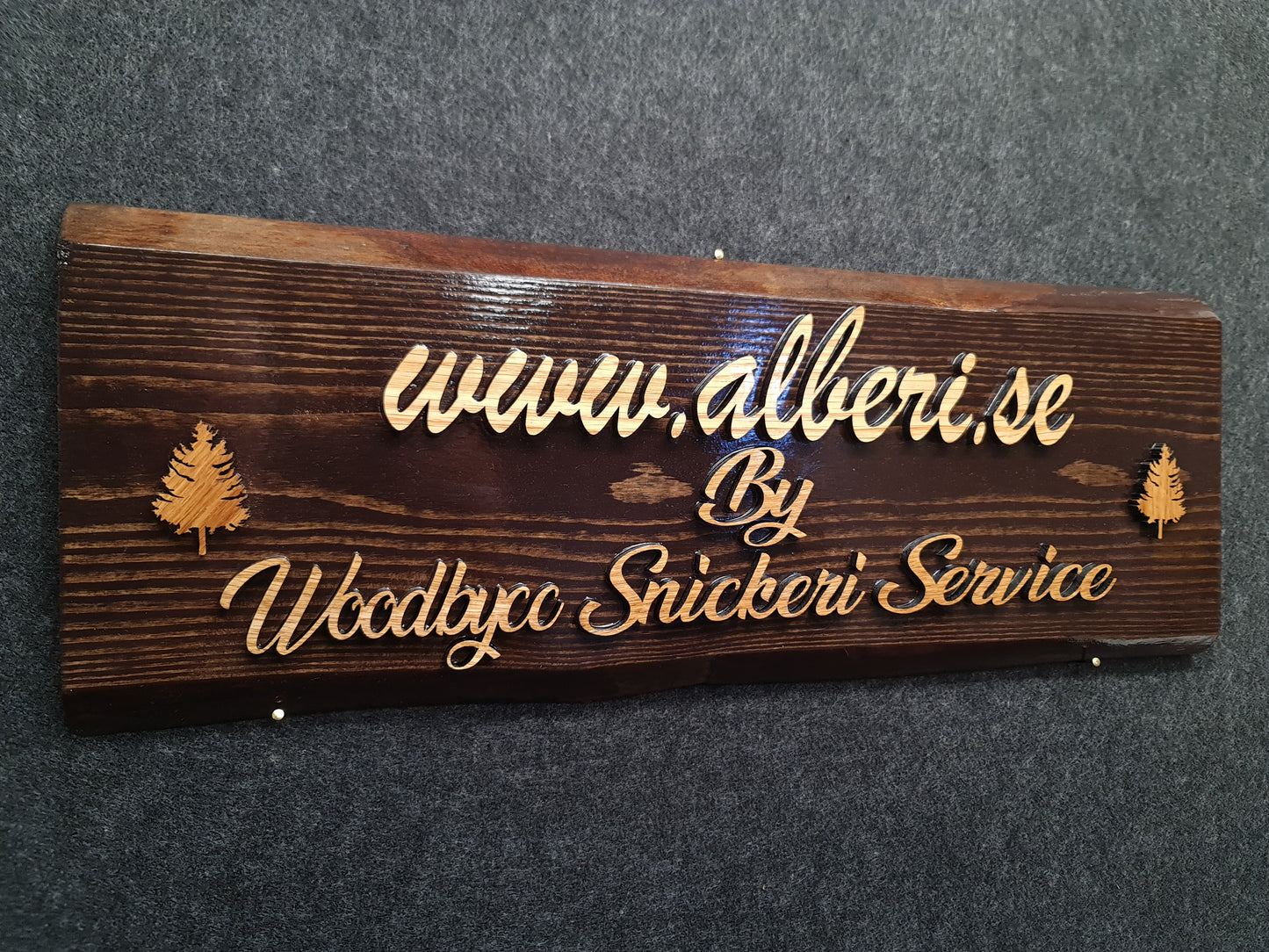 Hus och vägskyltar i massivt furu