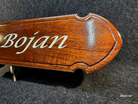 Båt skyltar i lackad mahogny med lackad fräst text