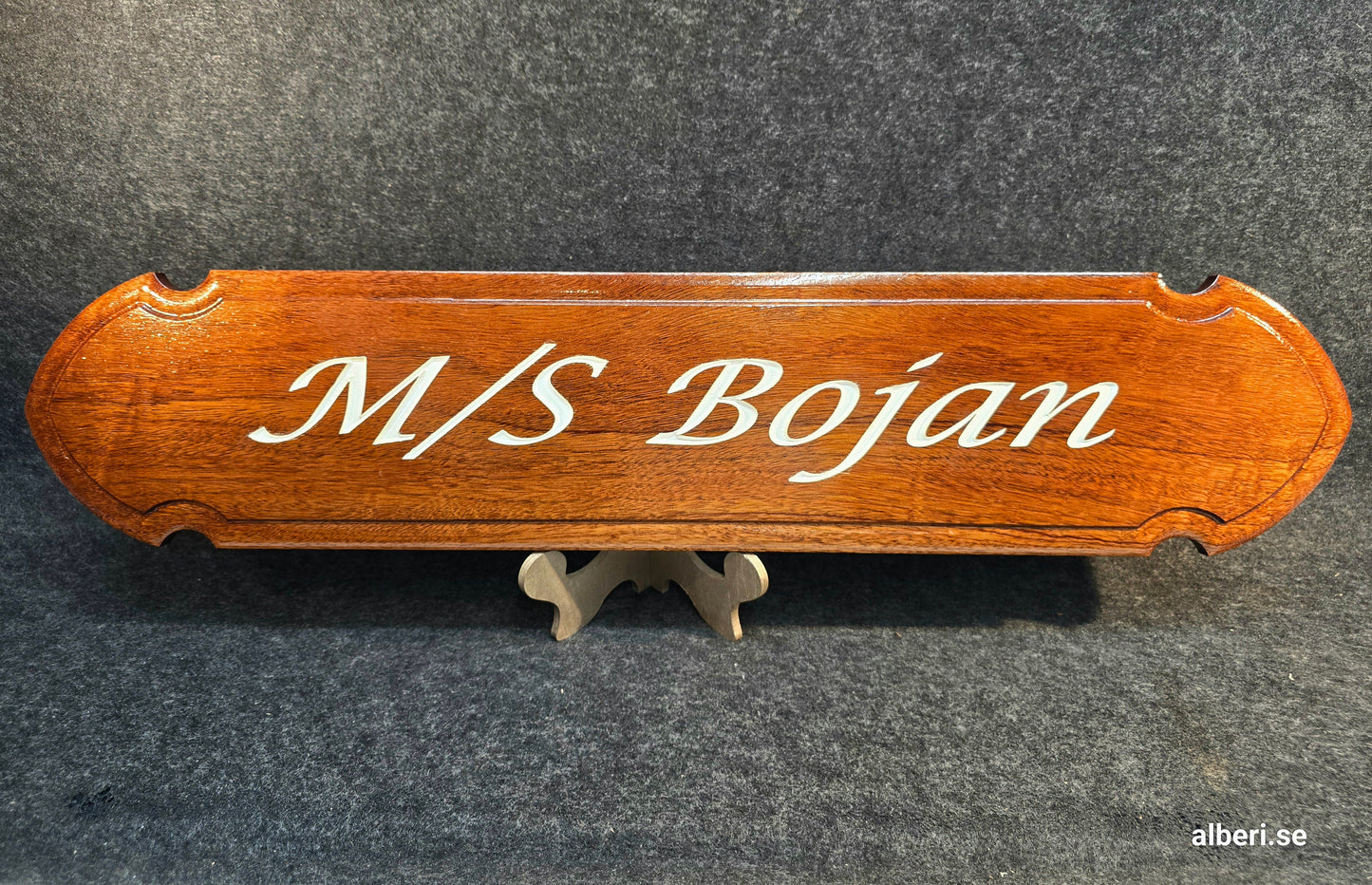 Båt skyltar i lackad mahogny med lackad fräst text