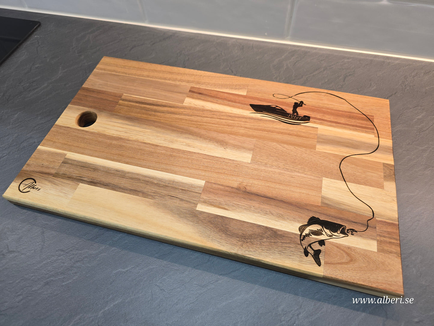 Personlig skärbräda i bok med lasergravyr