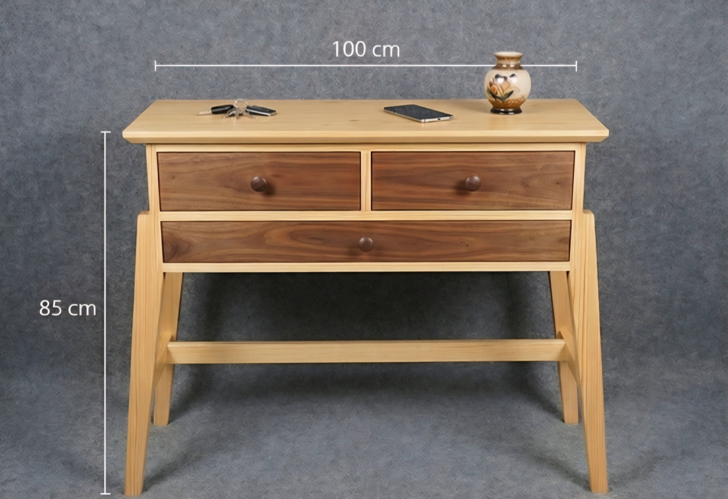 Elegant organiseringsmöbel i ädelträ med rymliga lådor och stilren skandinavisk design för hall eller sovrum.