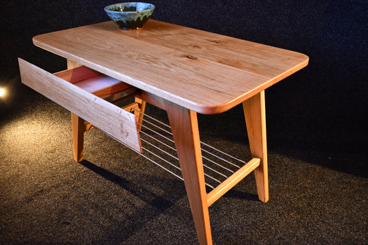 Vardagsrumsbord i massivt ek med dold låda med borstade mässing rundstav