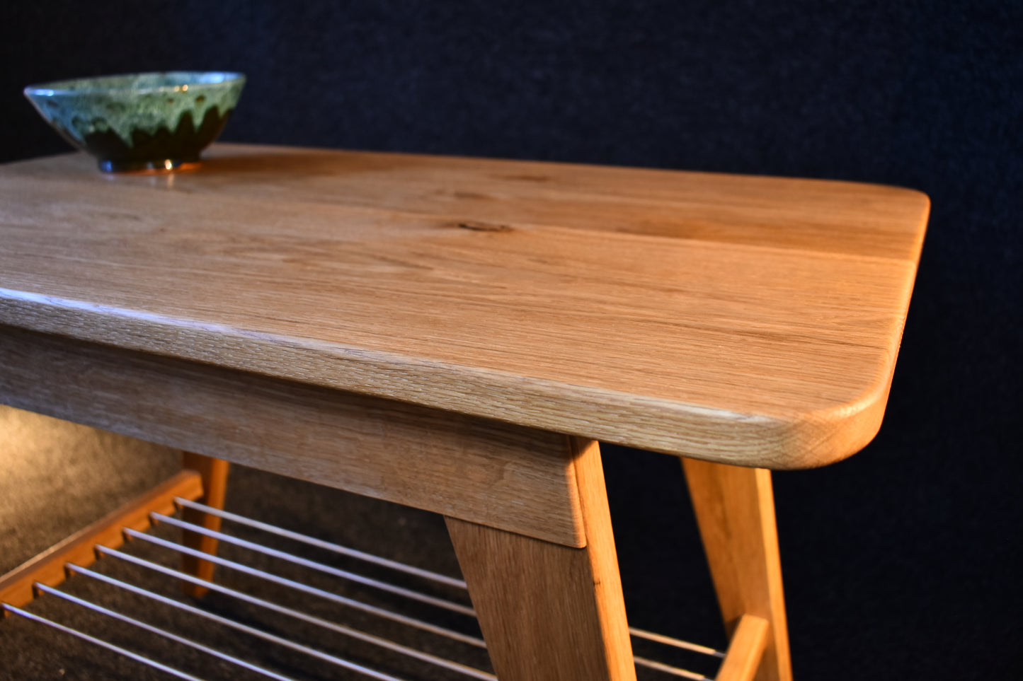 Living room table in solid oak with hidden drawer with brushed brass round bar