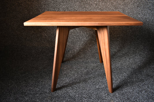 Vardagsrumsbord i valnöt fram