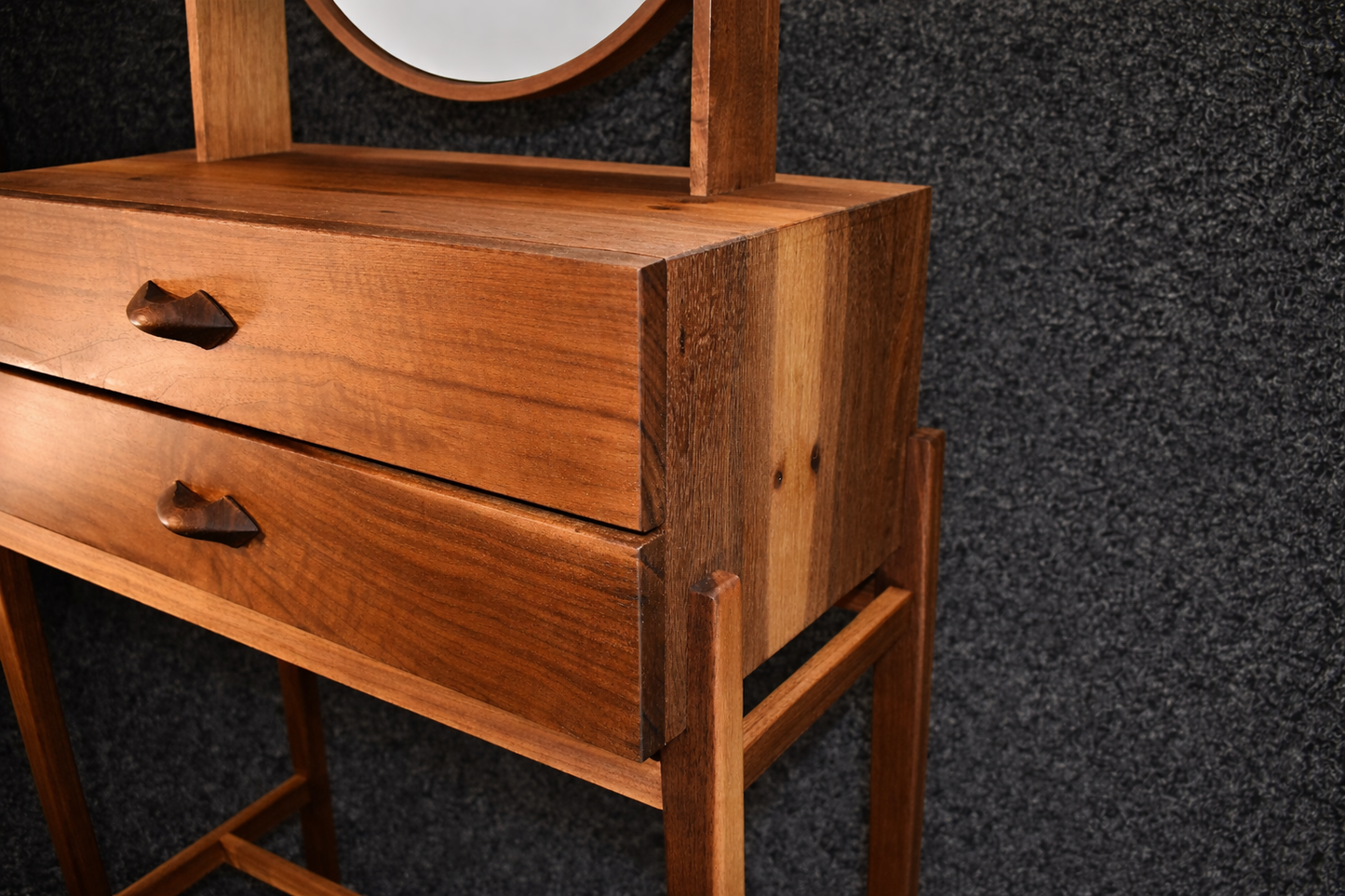 Saras Sminkbord & Hallkonsol i Massiv Valnöt – Handgjord Elegans