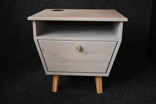 Nattduksbord i massivt trä