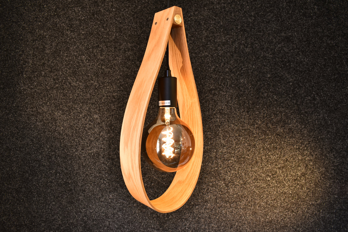 Stor taklampa i massiv ek med dekorativ glödlampa som skapar ett varmt och inbjudande sken.