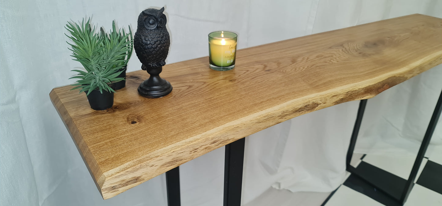 Sidebord av röd ek Live Edge