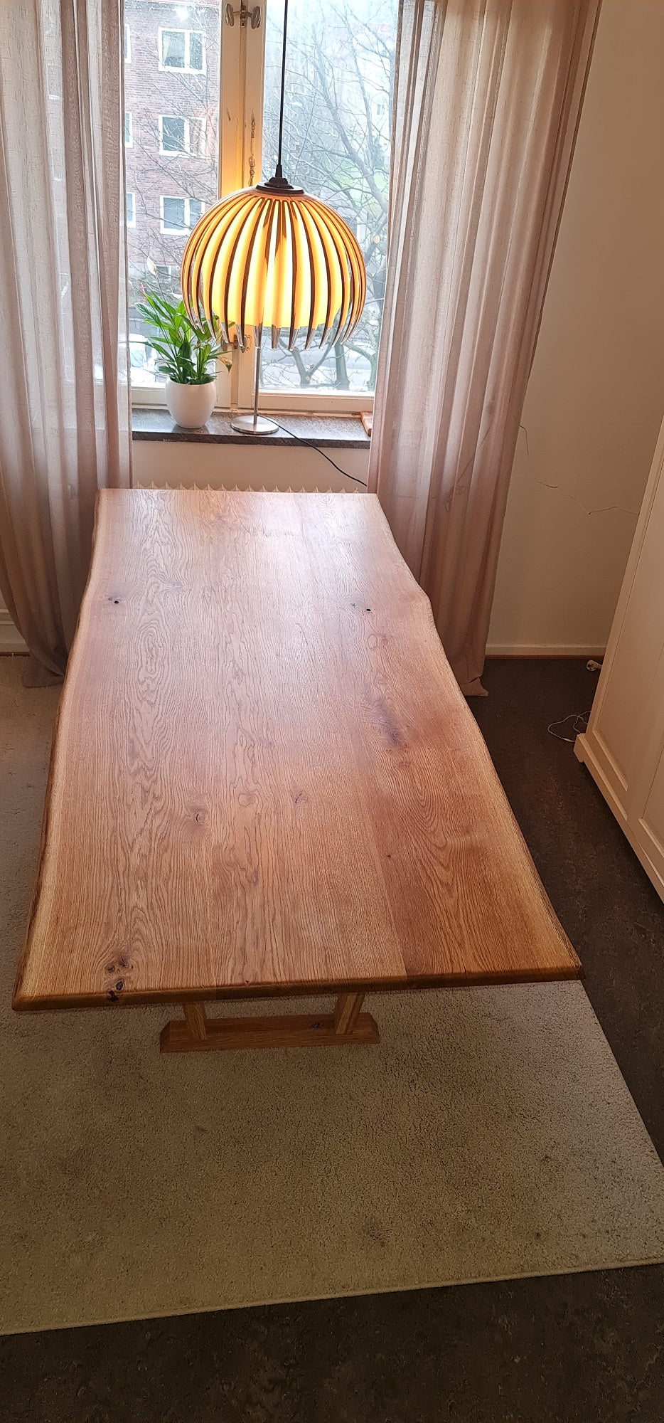 Live Edge matsalsbord i massiv ek