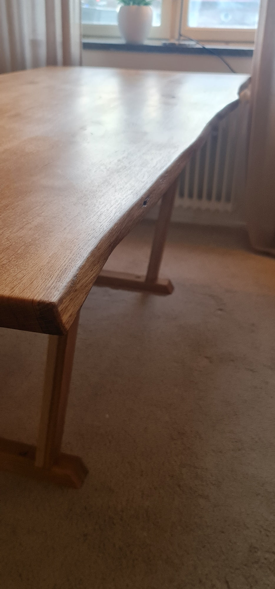 Live Edge matsalsbord i massiv ek