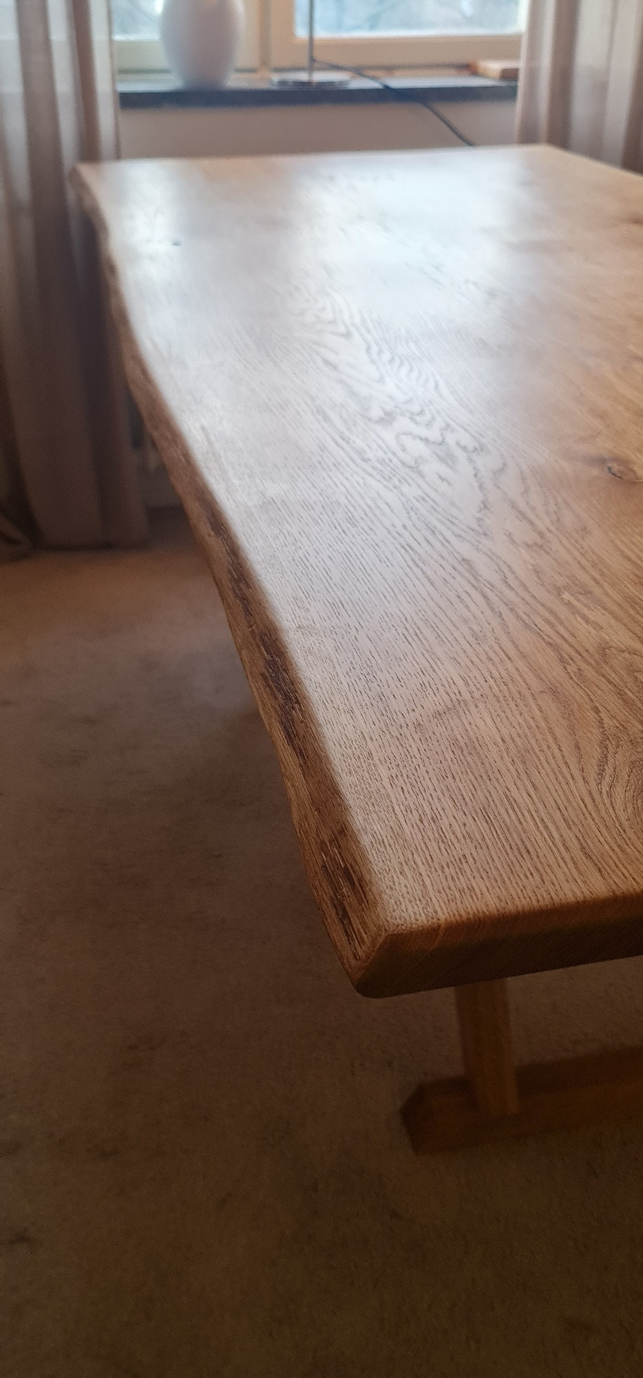 Live Edge matsalsbord i massiv ek