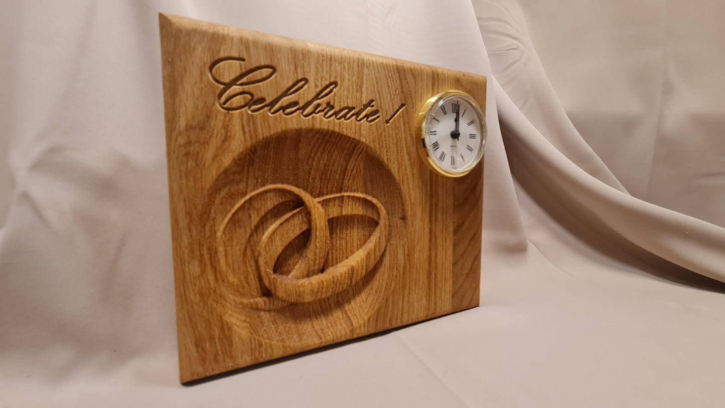 Bröllops klocka med gravyr och vigselringar