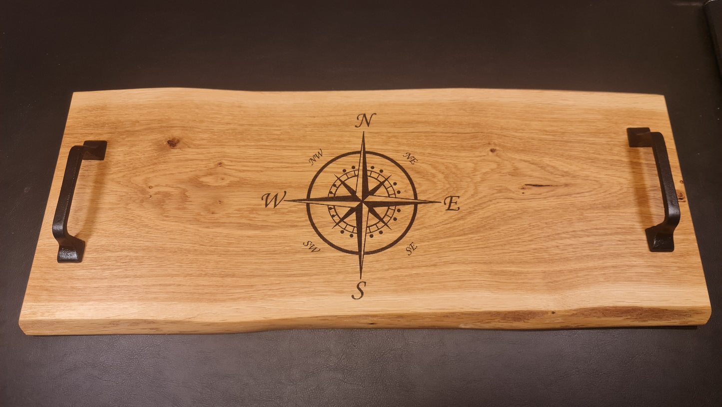 Skärbräda i ek med fyrkantiga robusta handtag och laser gravyr