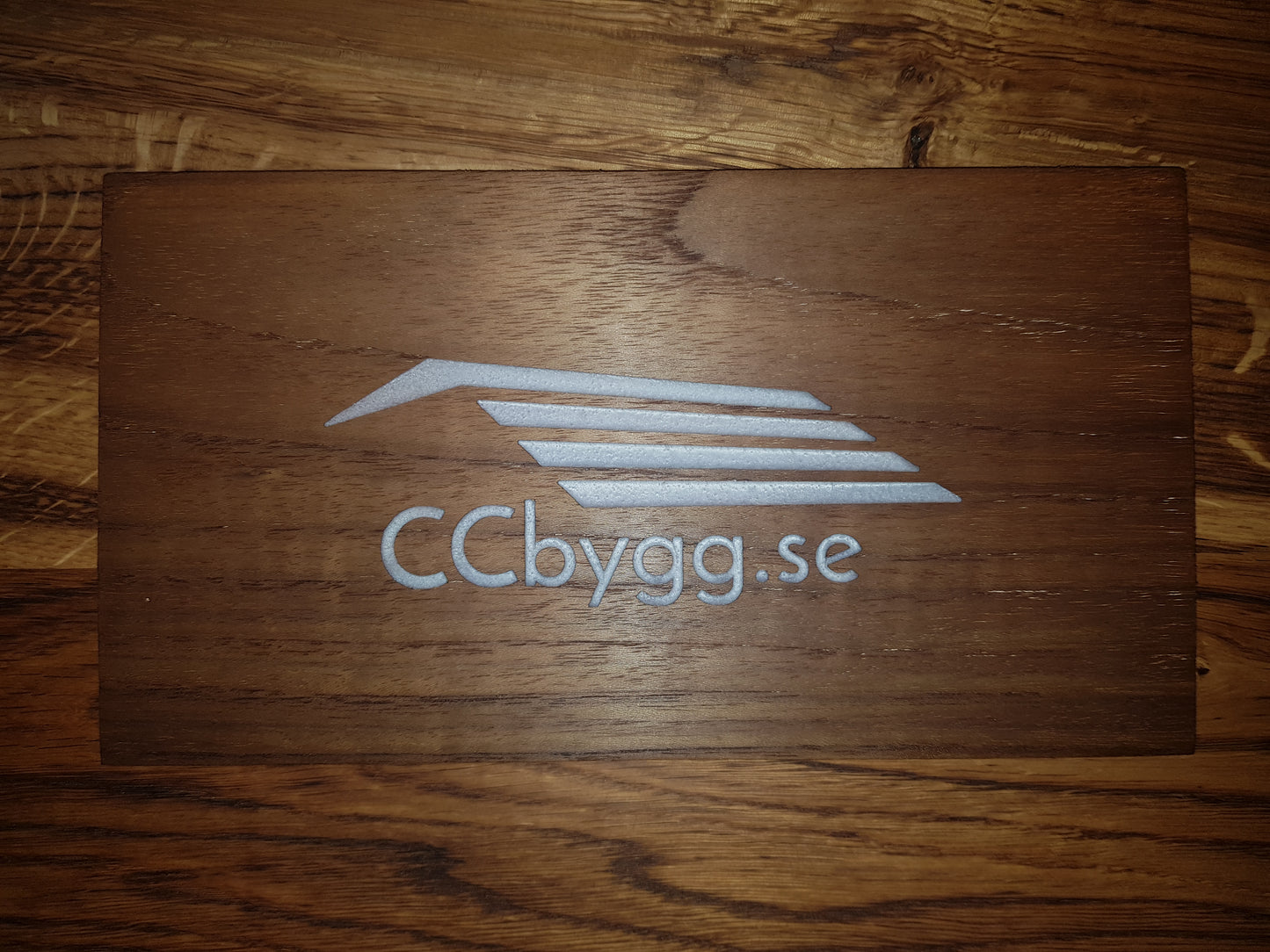 Namn skylt med gravyr och epoxy inlay
