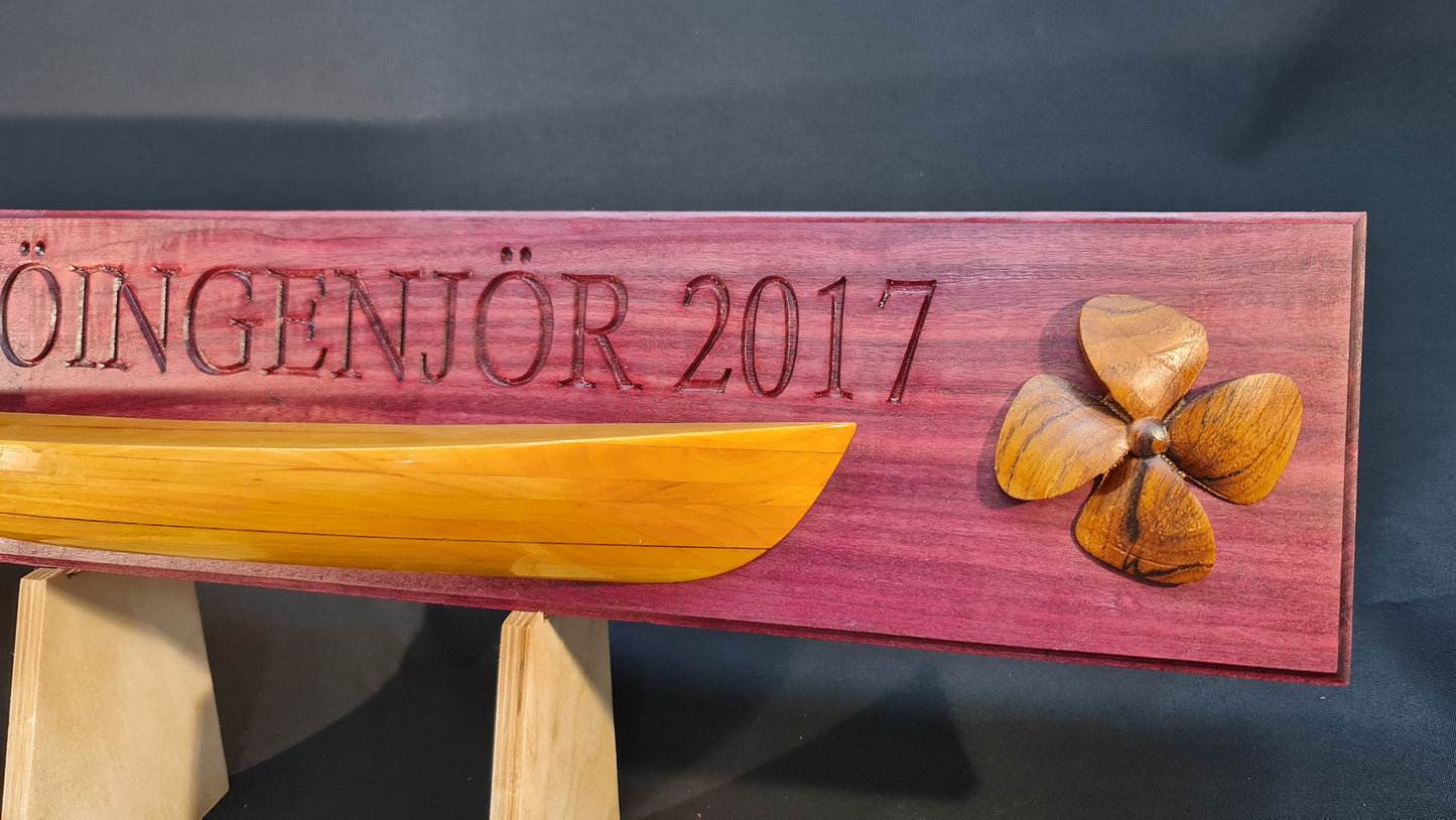 Namnskyltar för båtar och specilla och unika minnes skyltar i purpleheart