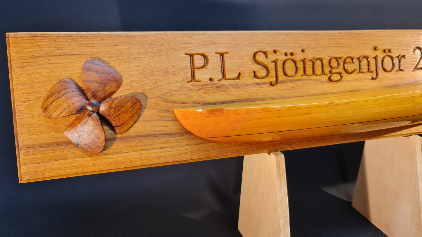 Namnskyltar för båtar och specilla och unika minnes skyltar i teak
