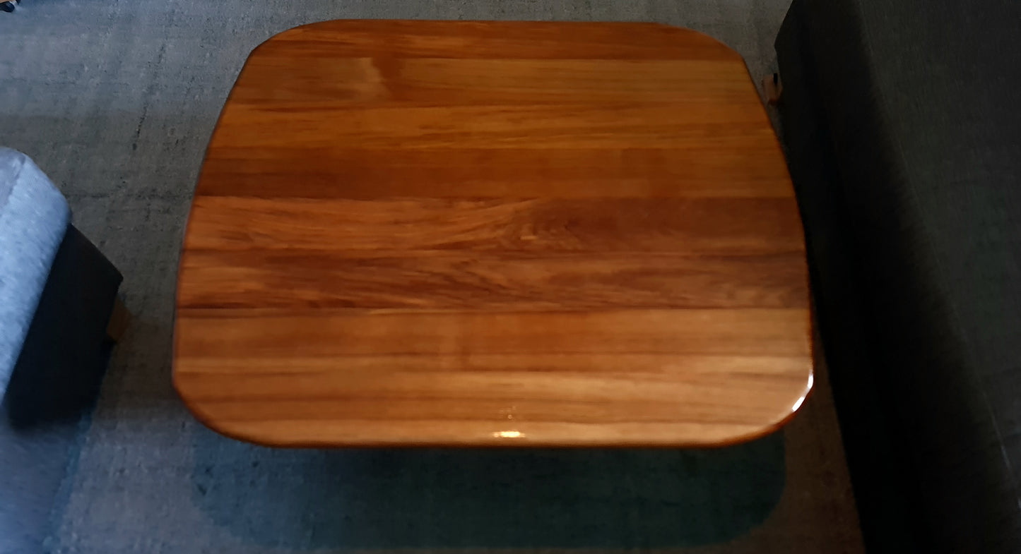 Vardagsrums bord / soffbord i massiv teak