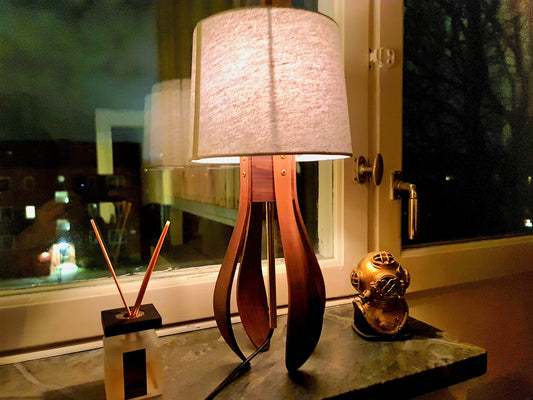 Elegant bordslampa / fönsterlampa i valnöt