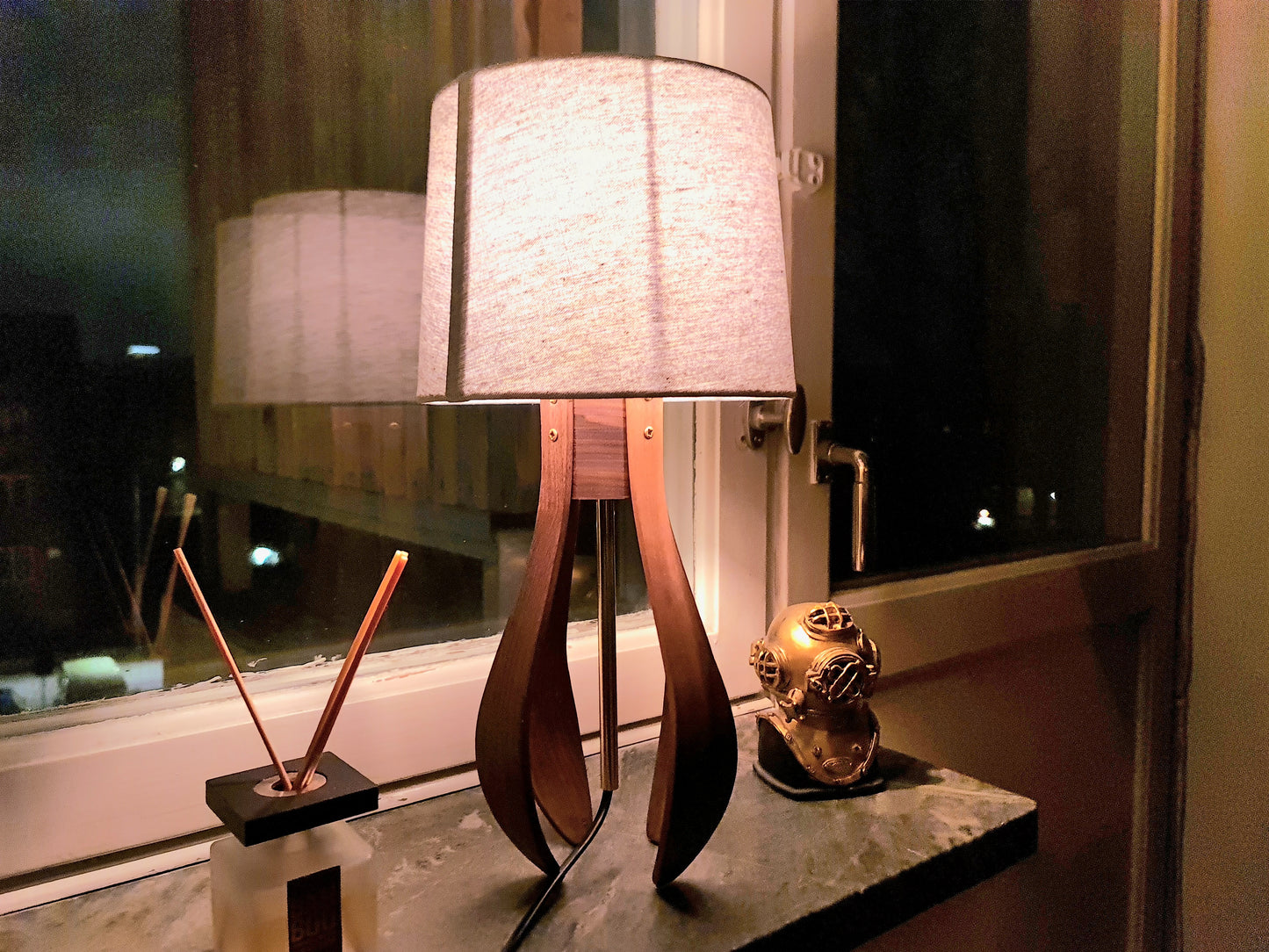 Elegant bordslampa / fönsterlampa i valnöt
