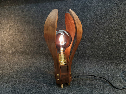 Elegant bordslampa i valnöt Valnötsblomman