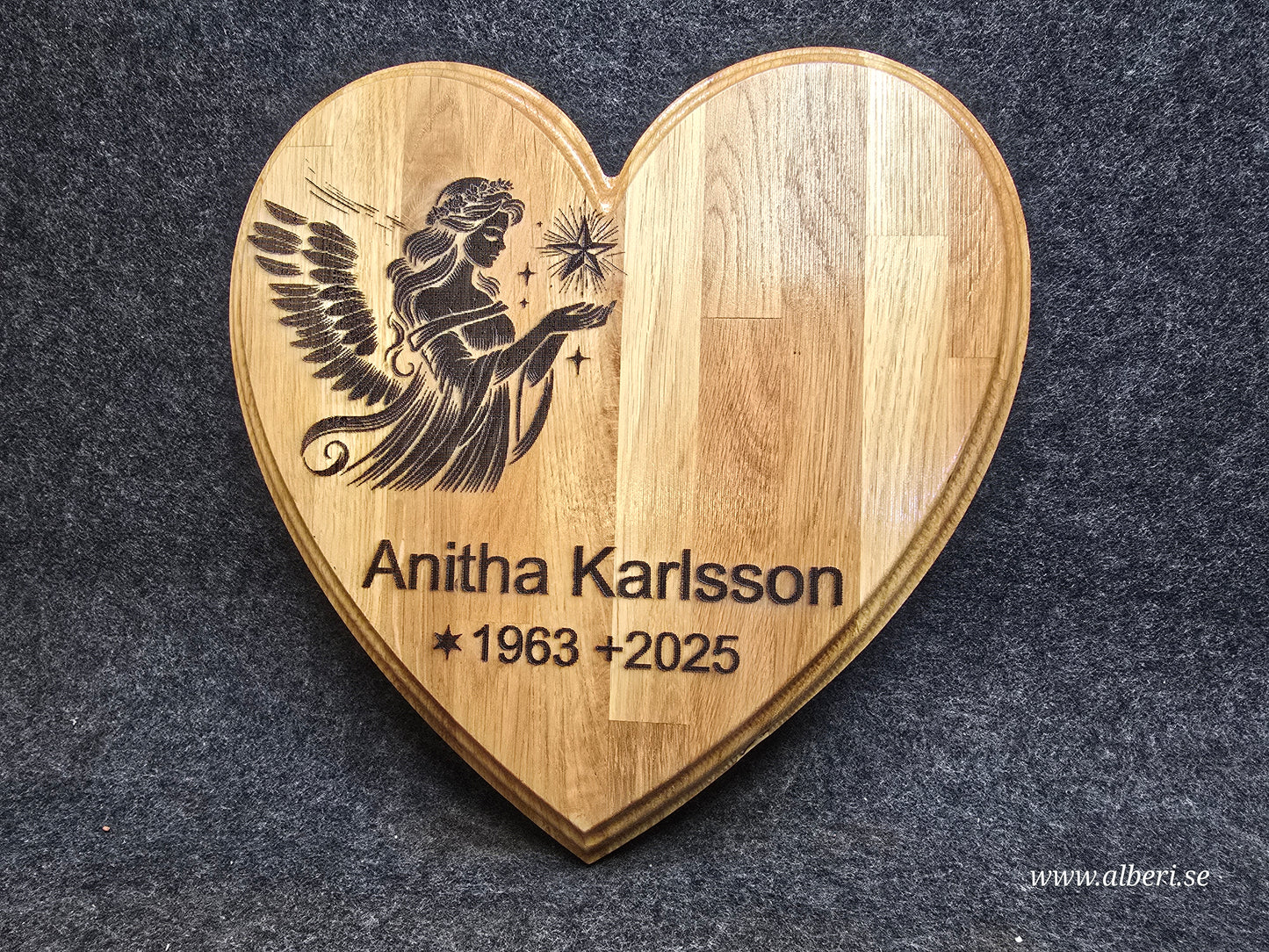 Grave marker varnished hearts 