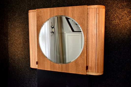 Handgjort badrumsskåp i massiv ek med rund spegel och unika jalusidörrar från Alberi.