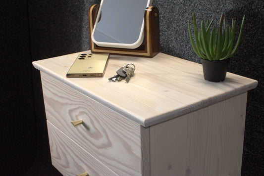 Hallmöbel eller nattduksbord i massivt furu med vita nyanser