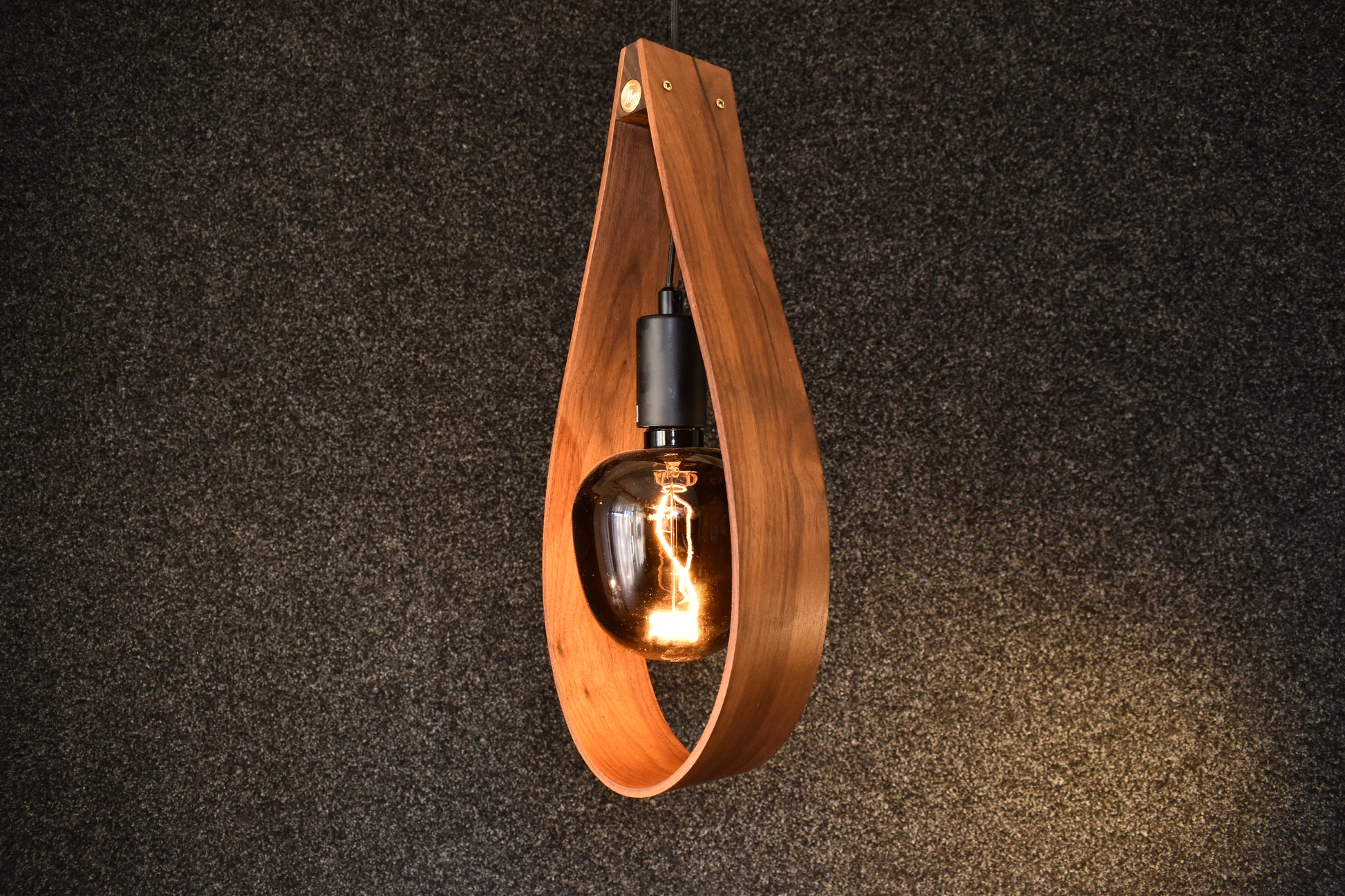 Stämningsfull fönsterbelysning med trälampa i ett modernt hem