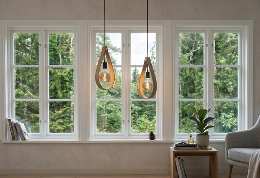 Handgjord taklampa eller fönsterlampa Stora Droppen i massiv ek från Alberi, exklusiv skandinavisk belysning i hemma miljö