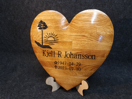 hjärtformad gravmarkör i massiv ek med personlig gravyr och minnestext från Alberi.