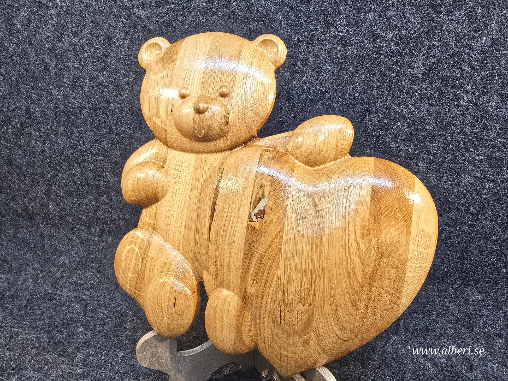 Handgjord gravmarkör formad som en nalle i massiv ek med ett hjärta och glansig finish från Alberi.