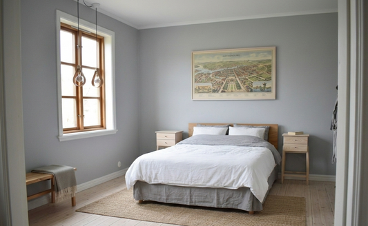 Handgjord hallmöbel och sängbord i vitpigmenterad furu från Alberi, minimalistisk skandinavisk design i hemma miljö