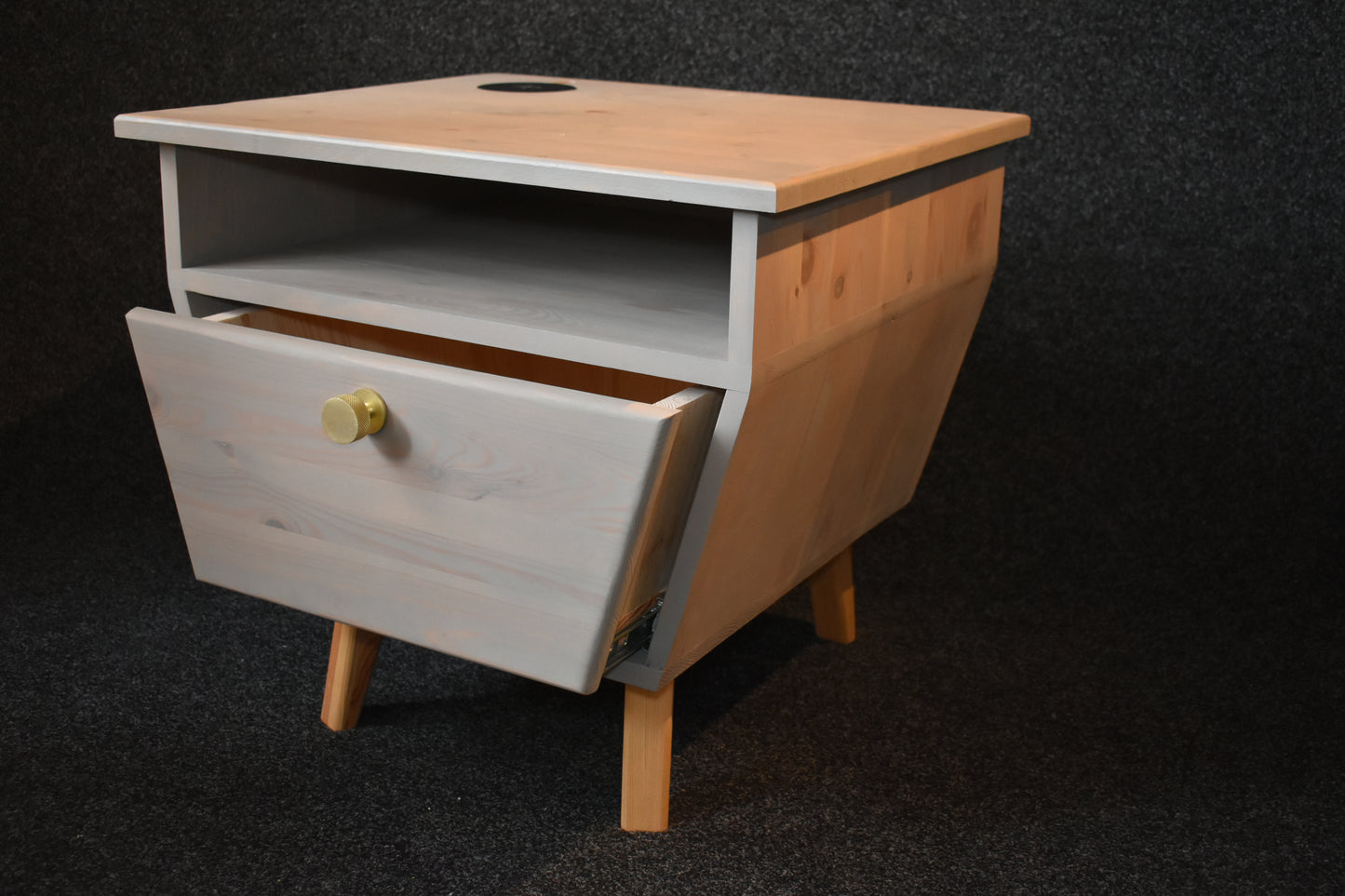 Handgjort nattduksbord "Konstella" i betsad massiv furu med inbyggd trådlös laddning från Alberi.