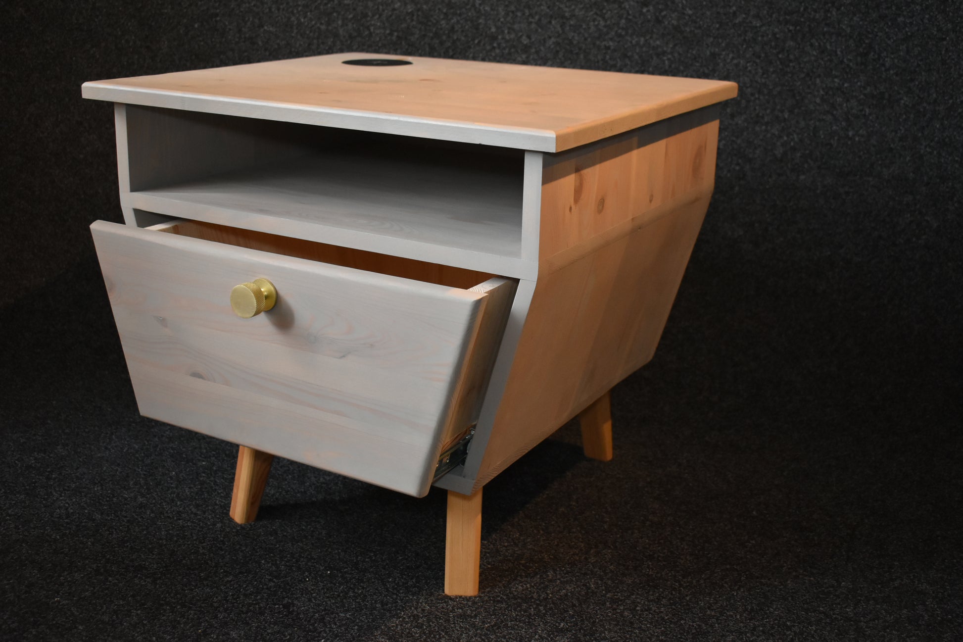 Handgjort nattduksbord "Konstella" i betsad massiv furu med inbyggd trådlös laddning från Alberi.