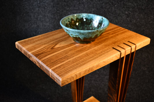 Handgjort sidobord och nattduksbord i massiv ek med vackra detaljer i valnöt från Alberi.