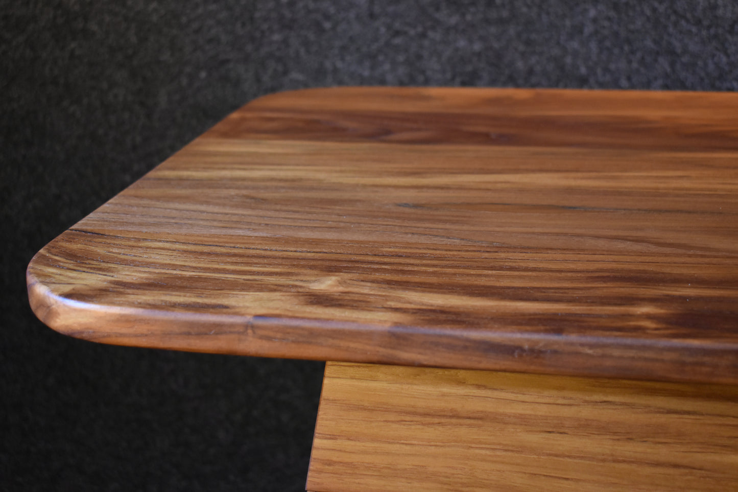 Handgjort soffbord i massiv teak med mässingsdetaljer