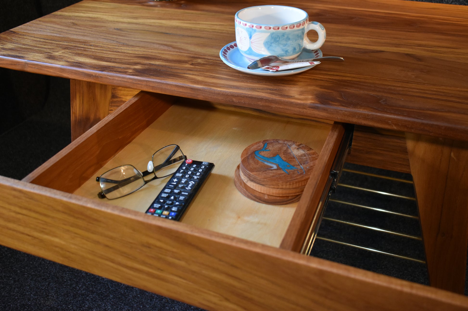 Handgjort soffbord i massiv teak med mässingsdetaljer