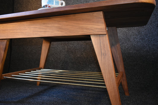 Handgjort soffbord i massiv teak med mässingsdetaljer
