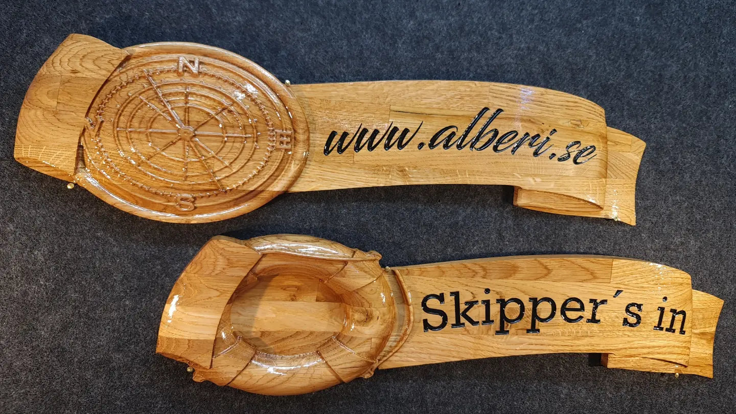 Handgjord namnskylt i massiv ek för båt eller husvagn med unik 3D-design från Alberi.