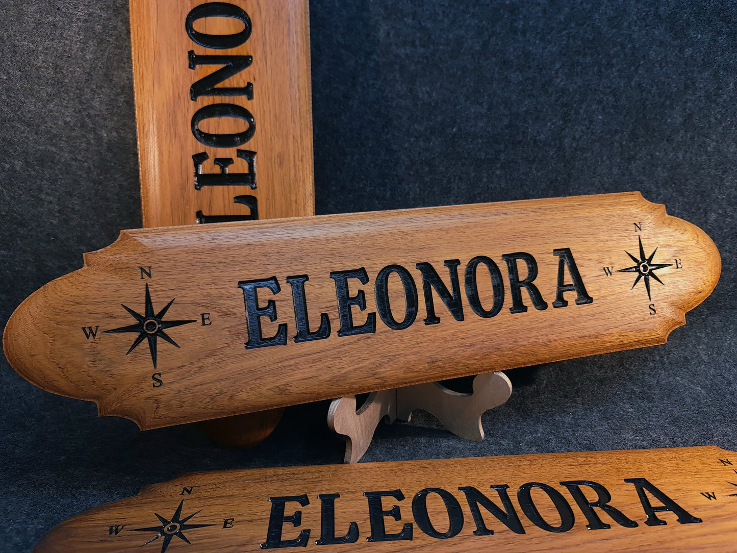 Handgjord namnskylt i massiv mahogny med personlig gravyr  och kompassrosor för båt eller husvagn.