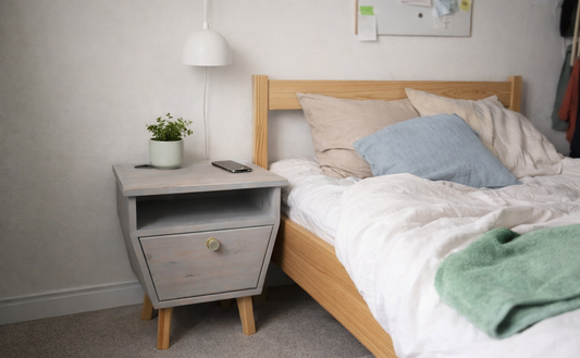 Handgjort nattduksbord "Konstella" i betsad massiv furu med inbyggd trådlös laddning från Alberi.