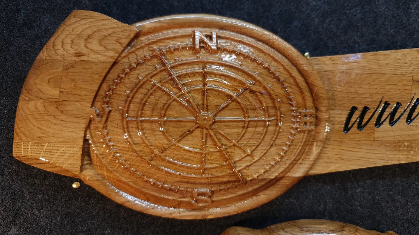 Närbild på den högblanka lackade ytan och det gedigna hantverket i massivt ekträ på en båtskylt.