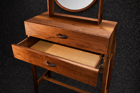 Handgjort sminkbord och hallkonsol i massiv valnöt med rund spegel och öppna lådor från Alberi.