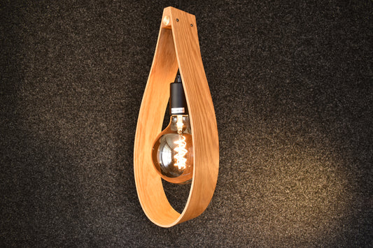 Handgjord taklampa Stora Droppen i massiv ek från Alberi, exklusiv skandinavisk belysning.