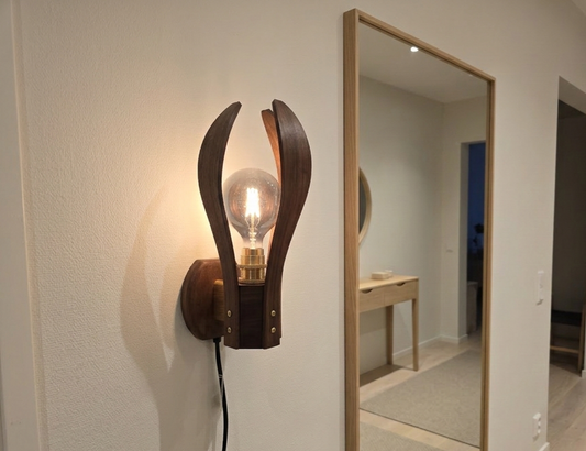 Handgjord vägglampa valnötsblomman i massiv valnöt och äkta mässing från Alberi i hemma miljö