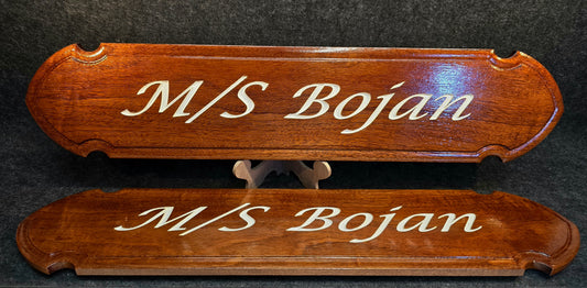 Par av exklusiva båtskyltar i massiv lackad mahogny med handmålad 3D-gravyr från Alberi.